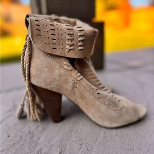 Dolce Vita | Stylish Tan Women's Heeled Ankle Boots | 6.5